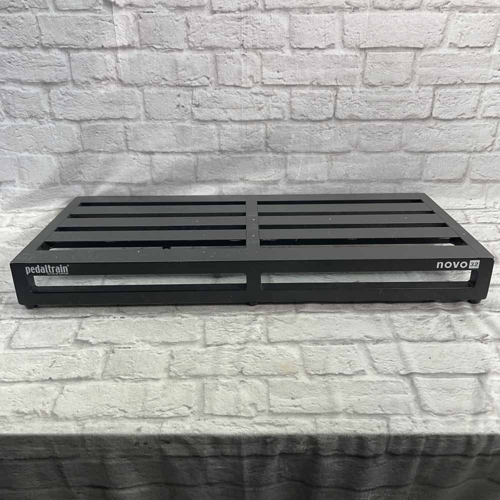 Used:  Pedaltrain Novo 32 Pedalboard w/ Soft Case