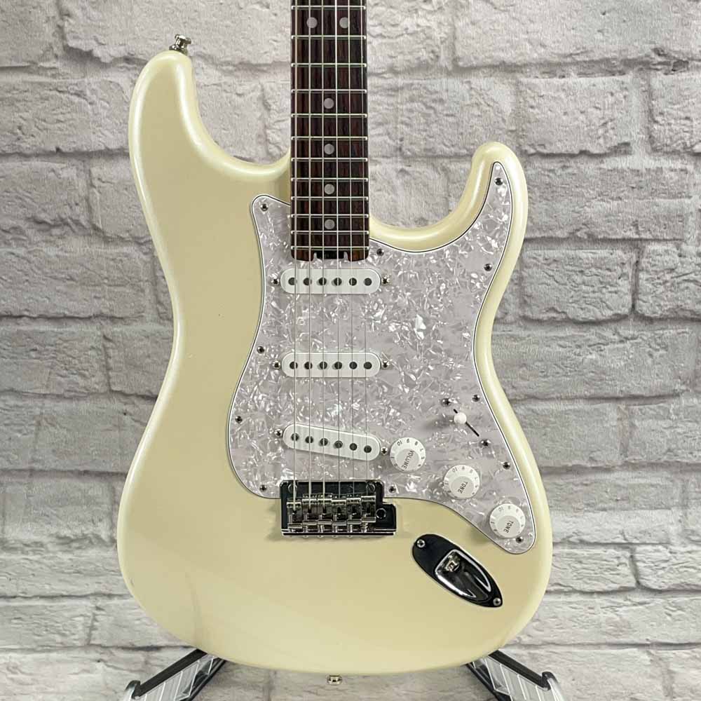 Used:   Fender American Elite Stratocaster Electric Guitar