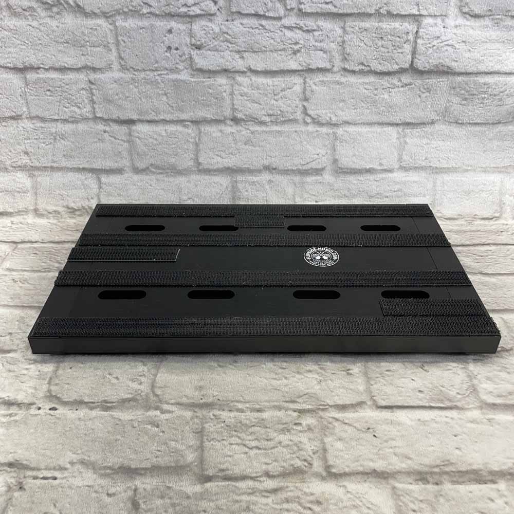 Used:  Outlaw Effects NOMAD-ISO-M Rechargeable Powered Pedalboard